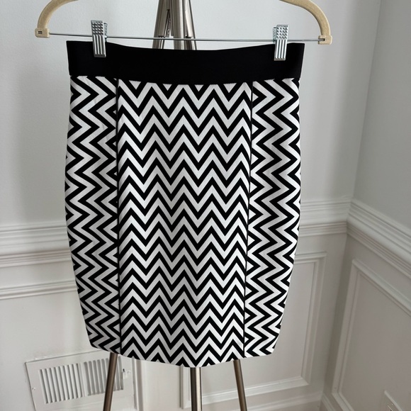 H&M Black and White Chevron Design Top and Skirt Set size 4-6 - Picture 9 of 15